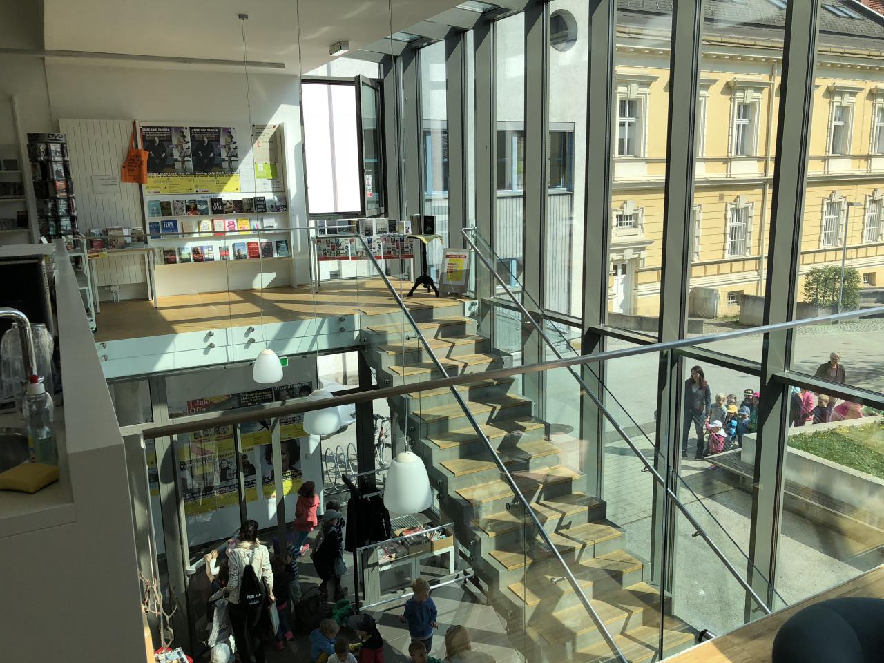 Kinder in der Bibliothek Ottensheim gehen die Stiegen hinauf